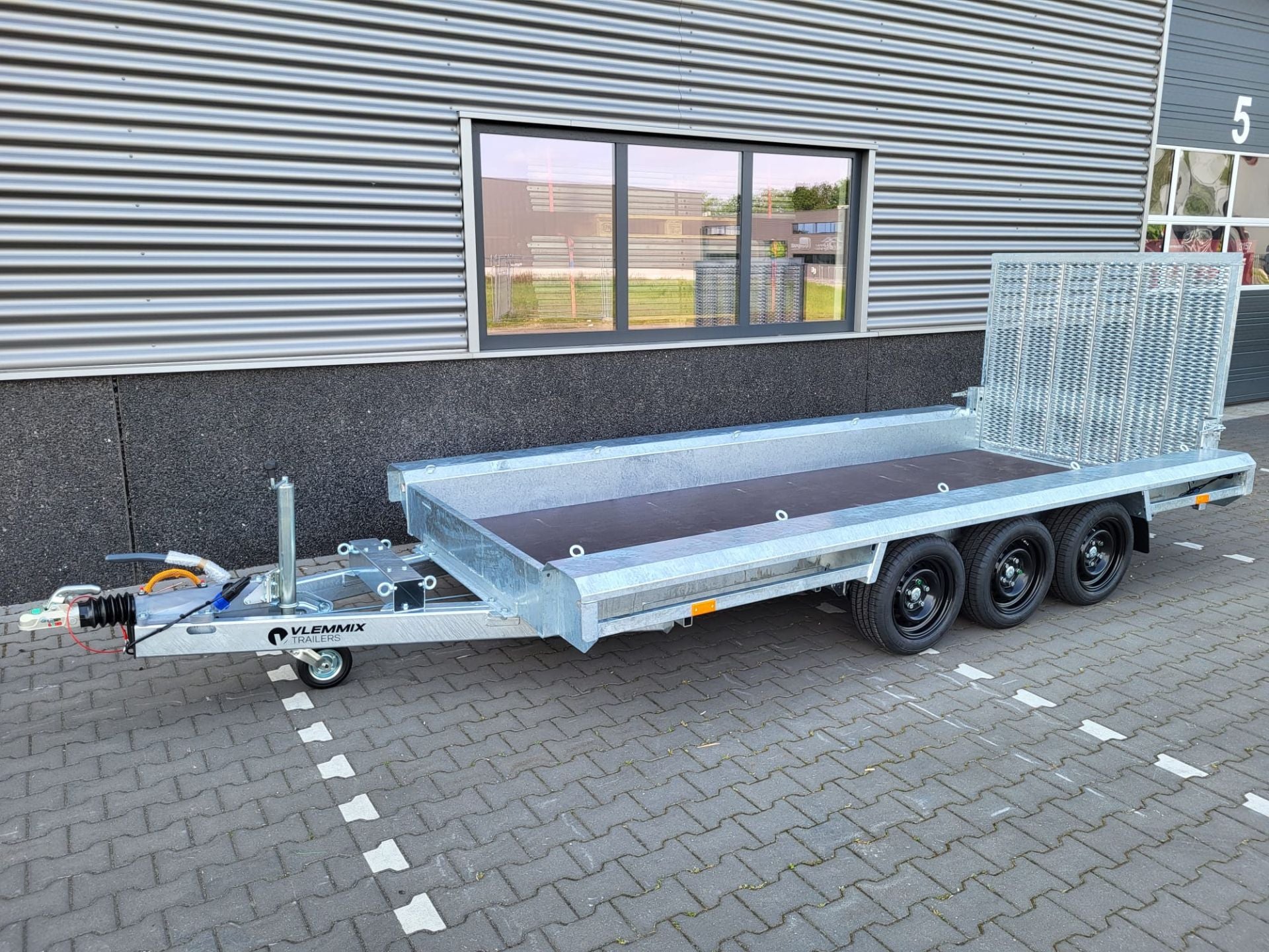 Cargo trailer I 4 m x 1.5 m - 2,620 kg - 3 axles 